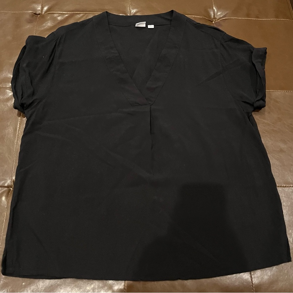 Gap v-neck top